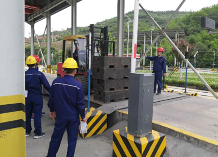 安排執(zhí)行部劉工到客戶工廠指導地磅運營及基礎